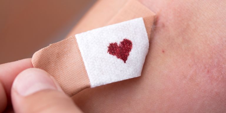 Un bandage avec une tache de sang en forme de cœur