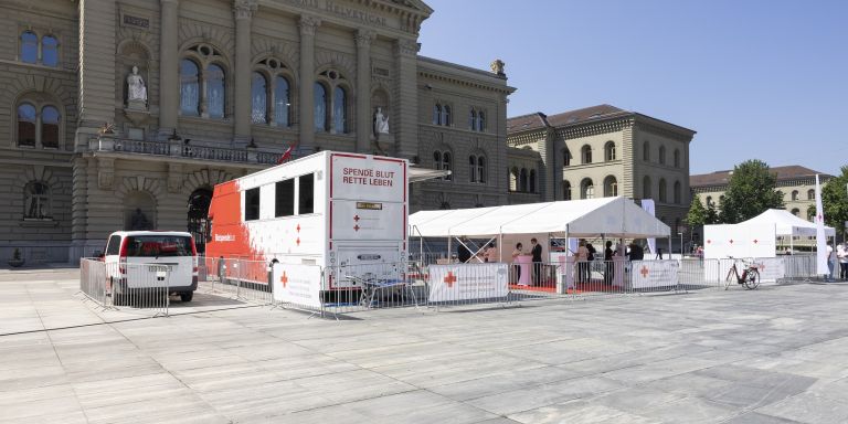 L'autobus per le donazioni di sangue sulla Bundesplatz di Berna