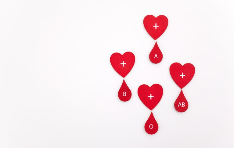 Symbolbild für die Blutgruppen, dass Herzen aus Papier zeigt.