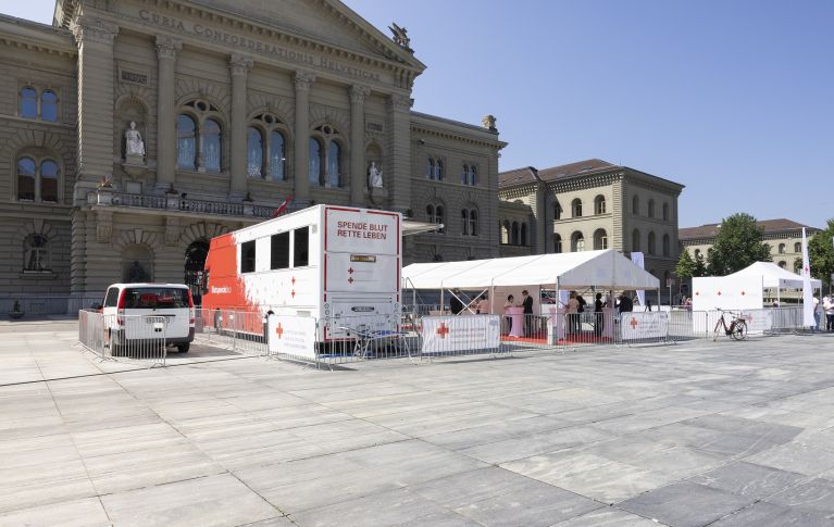 Le bus du don du sang sur la Place fédérale à Berne