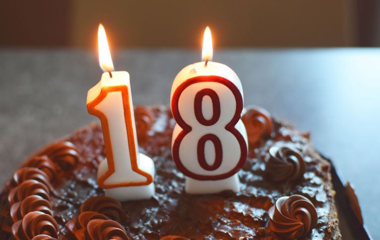 Kuchen mit Kerzen, die die Zahl 18 darstellen