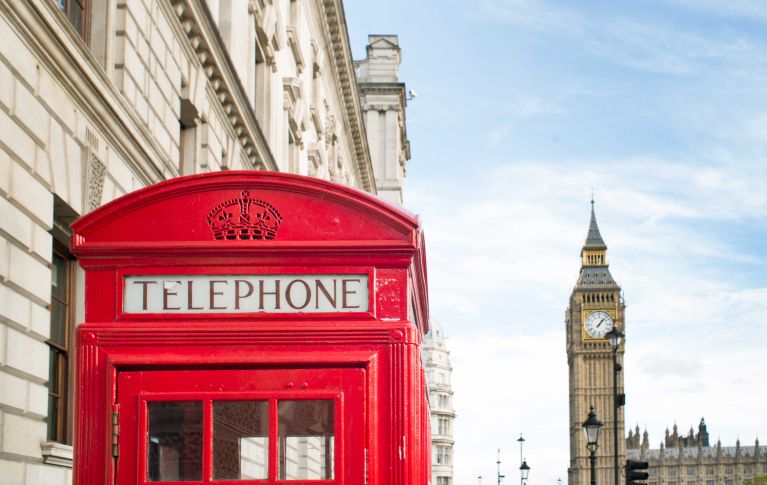 On voit une cabine téléphonique rouge typique de Londres, avec Big Ben en arrière-plan.